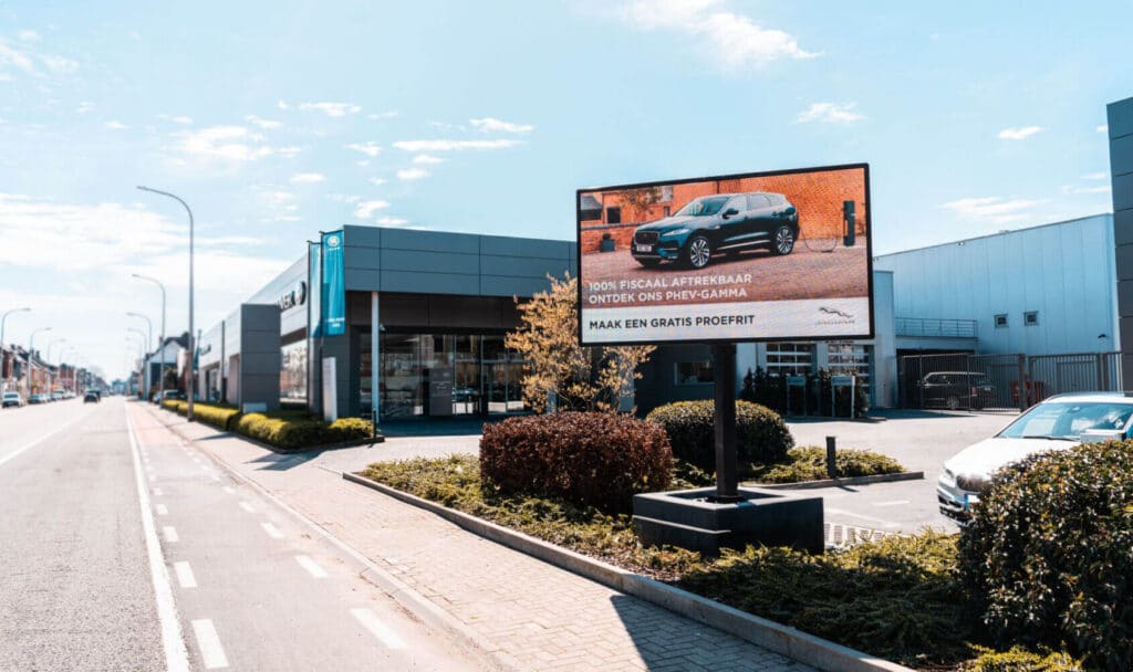 Totem mobile avec écran LED de Maxled le long d’un axe routier