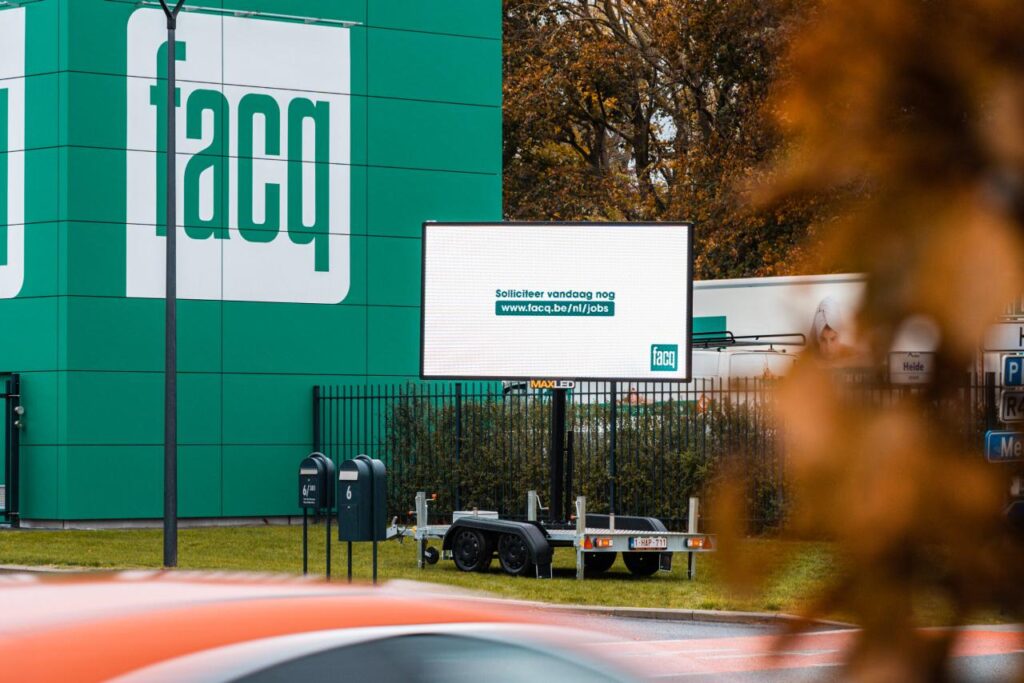 Écran LED sur mesure Maxled intégré dans une façade