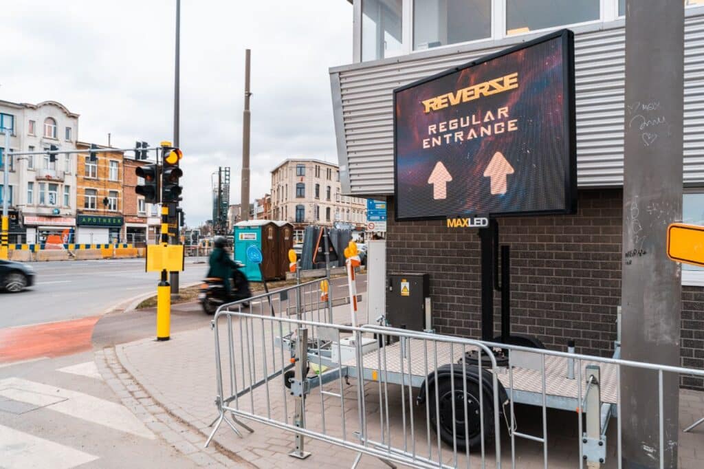 Écran LED mobile sur remorque de Maxled avec signalisation visiteurs au Sportpaleis d’Anvers