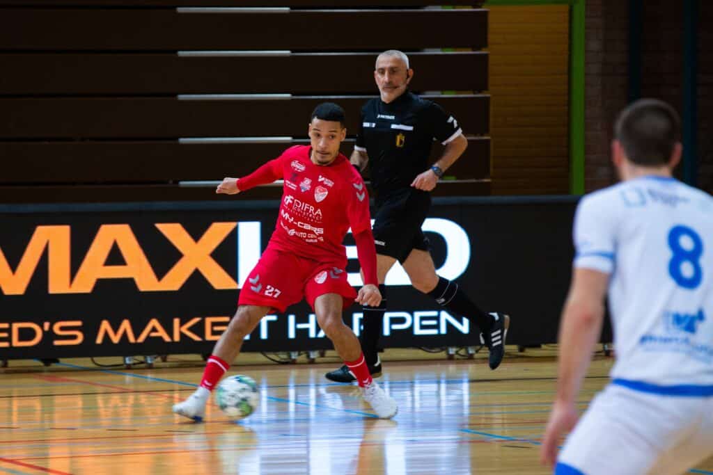 LED boarding avec publicité MaxLED au bord d'un terrain de futsal pendant un match