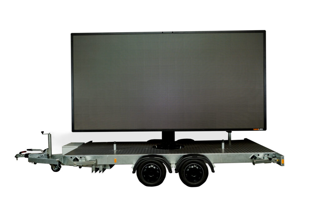 Large écran LED sur remorque à double essieu
