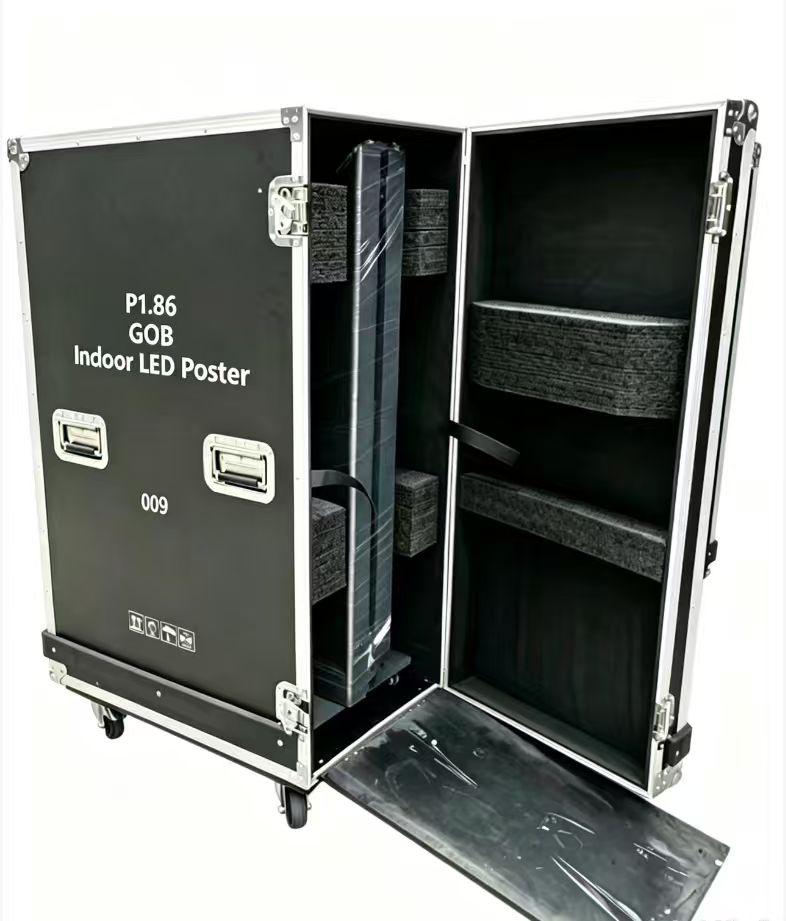 Flight-case à roulettes ouvert contenant le LED Poster Indoor replié de MaxLED