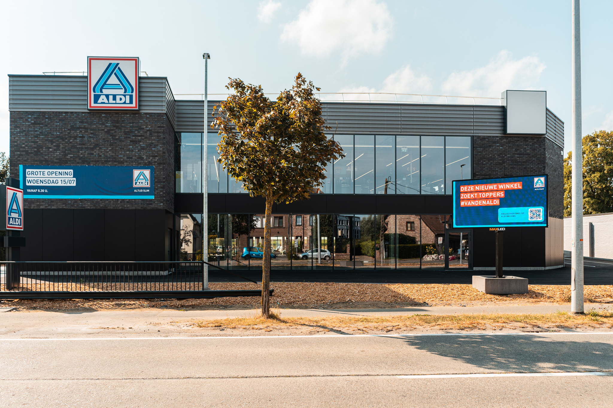 Totem LED mobile de Maxled devant un supermarché Aldi