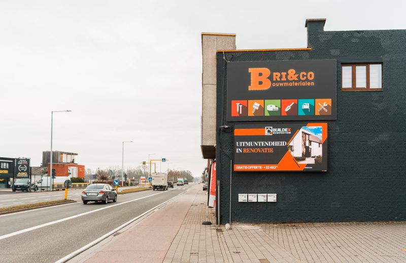 Ledwall outdoor de Maxled sur la façade de Bri&co matériaux de construction à Kampenhout