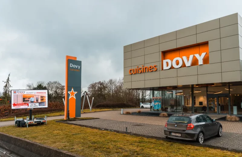Totem LED de Maxled devant le showroom Dovy Keukens à Marche-en-Famenne