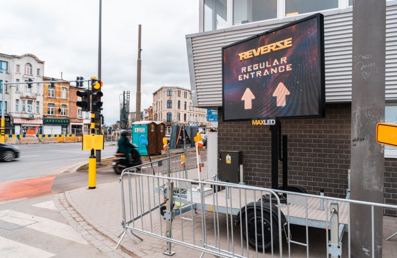 Écran LED mobile sur remorque de Maxled avec signalisation visiteurs au Sportpaleis d’Anvers