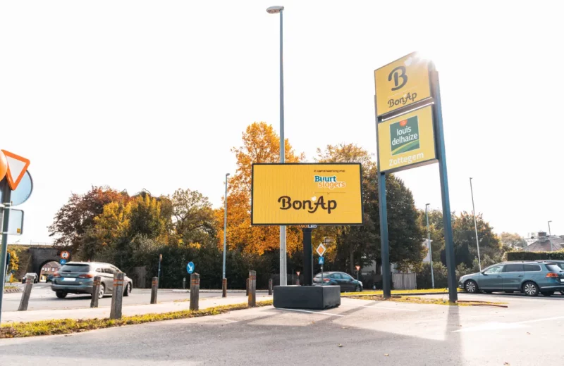 Totem LED de Maxled devant un magasin Bon’Ap