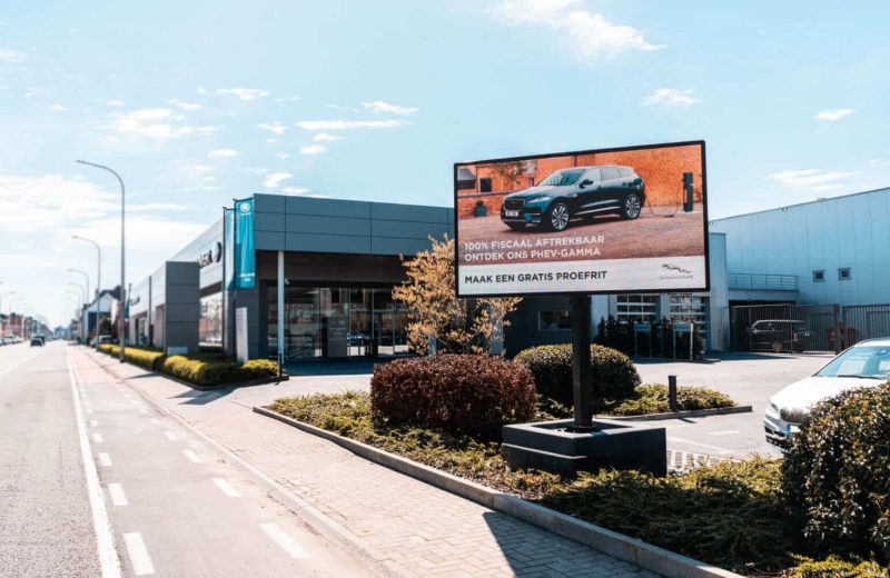 Totem mobile avec écran LED de Maxled le long d’un axe routier
