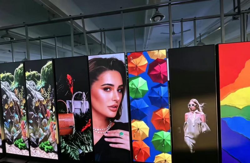 LED poster de Maxled à l’intérieur d’un magasin